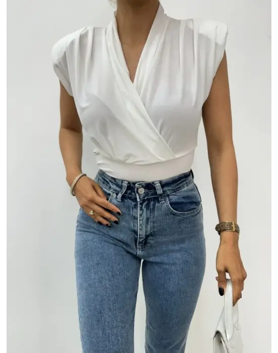 Omarı Kruvaze Model Beyaz Bluz - Sıfır Kol Vatkalı ve Şık Tasarım