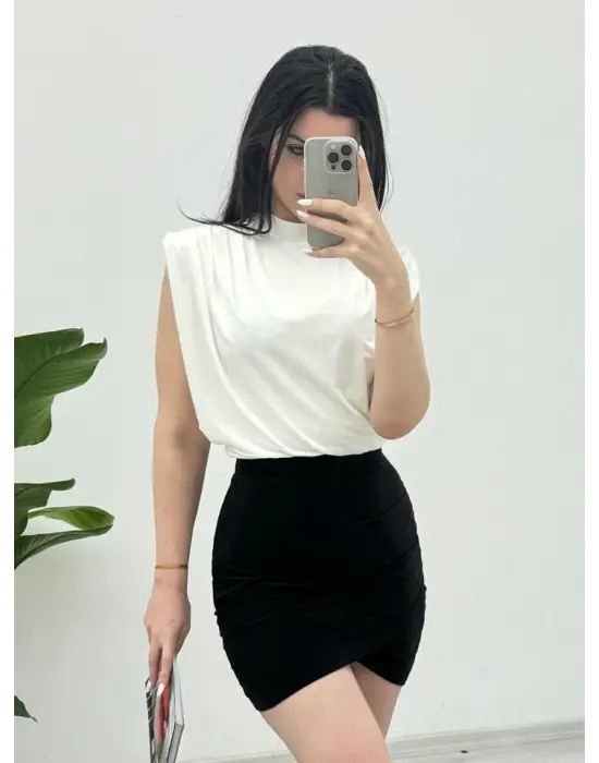 Omarı Yumuşak Dokulu Beyaz Vatkalı Bluz