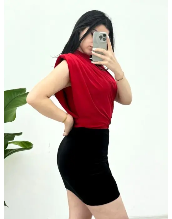 Omarı Sıfır Kol Vatkalı Kırmızı Bluz
