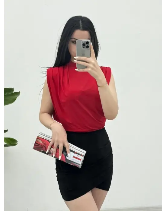 Omarı Sıfır Kol Vatkalı Kırmızı Bluz