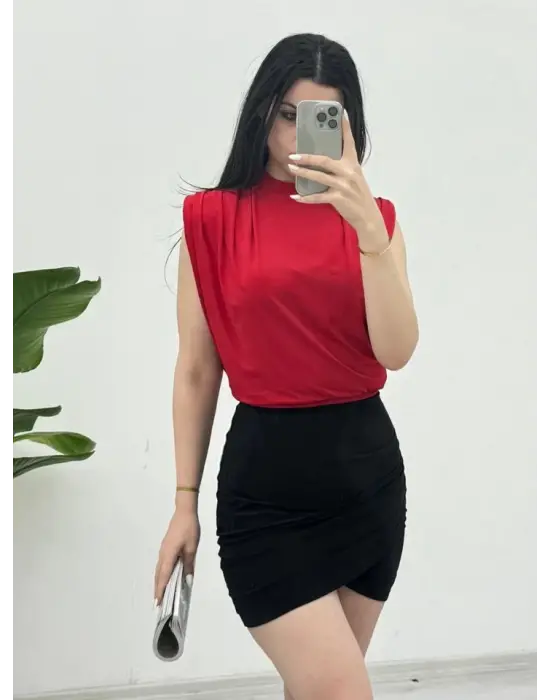 Omarı Sıfır Kol Vatkalı Kırmızı Bluz