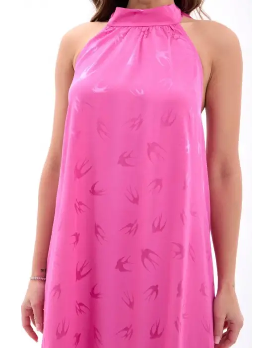 Omarı Modern Çizgileriyle Dikkat Çeken Siyah Elbise