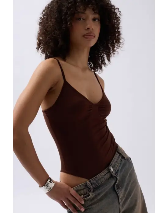 Omarı Vücudu Sıkıca Saran Büzgülü Bodysuit