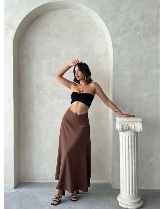 Omarı Yumuşak Doku ve Elegan Çizgilerle Tasarlanmış Uzun Etek