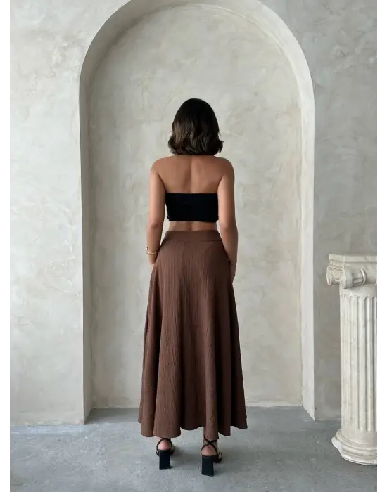 Omarı Yumuşak Doku ve Elegan Çizgilerle Tasarlanmış Uzun Etek