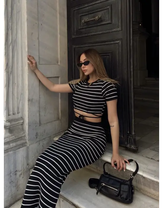 Omarı Şık ve Modern Çizgili Etekli Takım