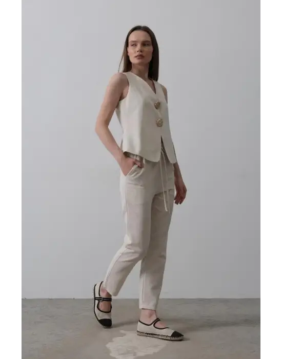 Omarı Şık Düğme Detaylı Yelek Krem Renginde