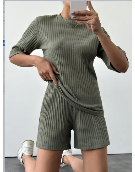 Omarı Şık ve Rahat Kadın Bisiklet Yaka Bluz ve Şort Takımı