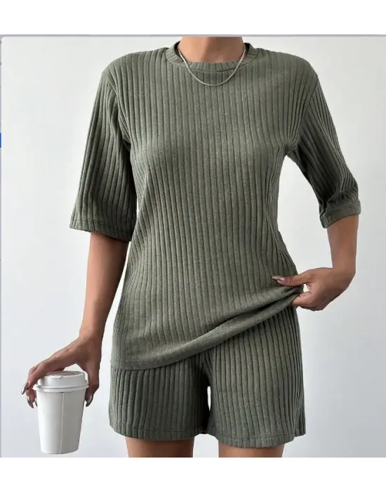 Omarı Şık ve Rahat Kadın Bisiklet Yaka Bluz ve Şort Takımı