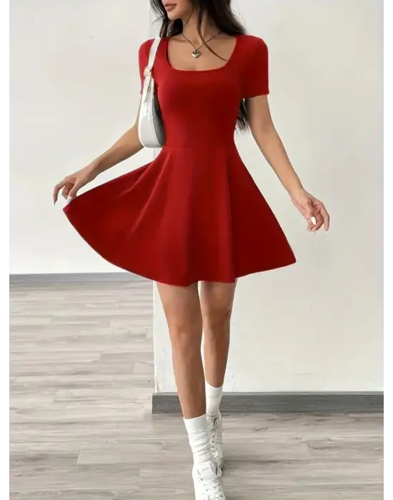 Omarı Yazın Zarif Şıklığı: Kısa Kollu Kare Yaka Elbise