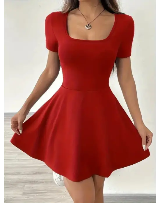 Omarı Yazın Zarif Şıklığı: Kısa Kollu Kare Yaka Elbise