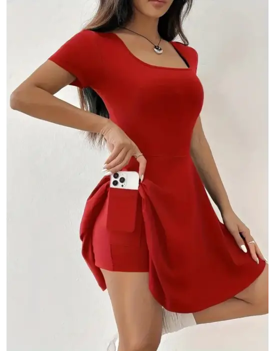 Omarı Yazın Zarif Şıklığı: Kısa Kollu Kare Yaka Elbise