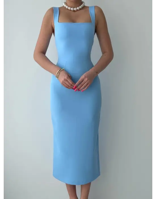 Omarı Şık ve Zarif Askılı Kalem Elbise