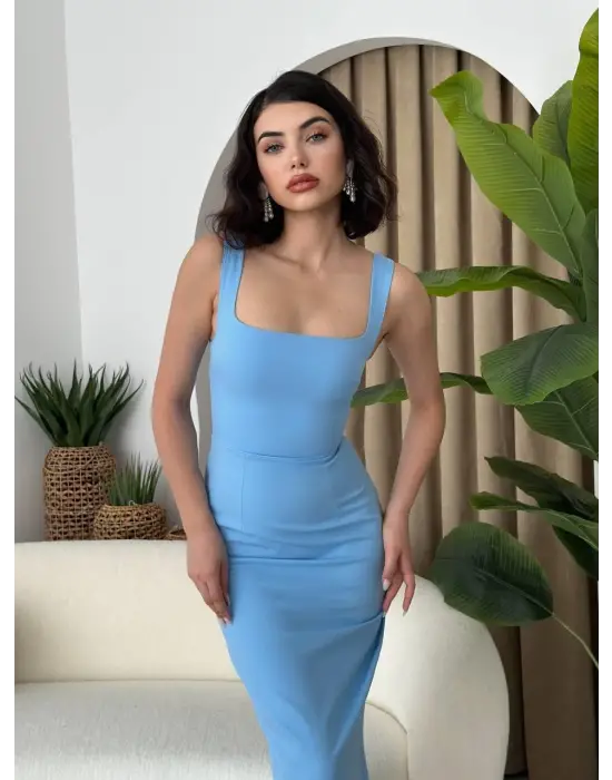 Omarı Şık ve Zarif Askılı Kalem Elbise