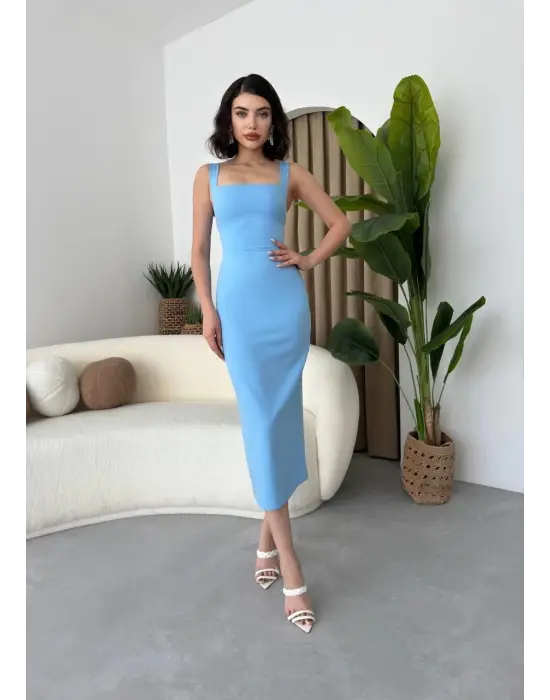 Omarı Şık ve Zarif Askılı Kalem Elbise