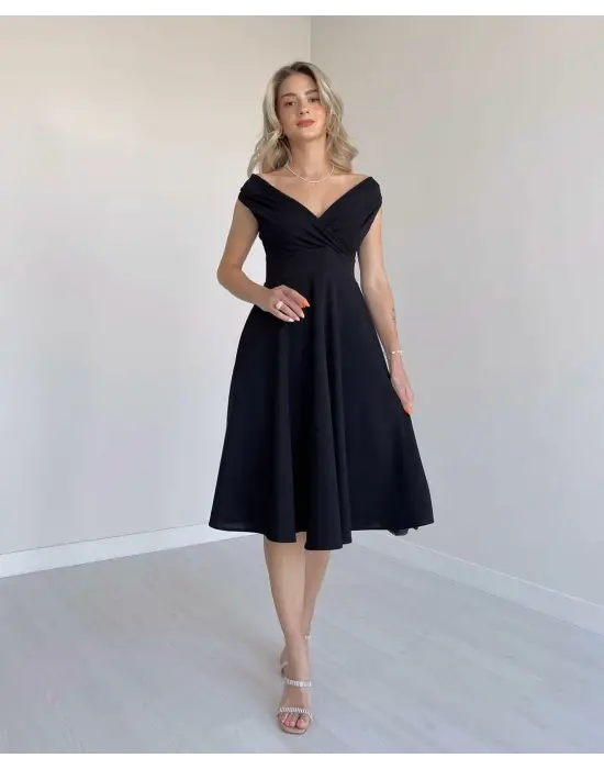 Omarı Şık ve Zarif Kruvaze Yaka Volanlı Elbise