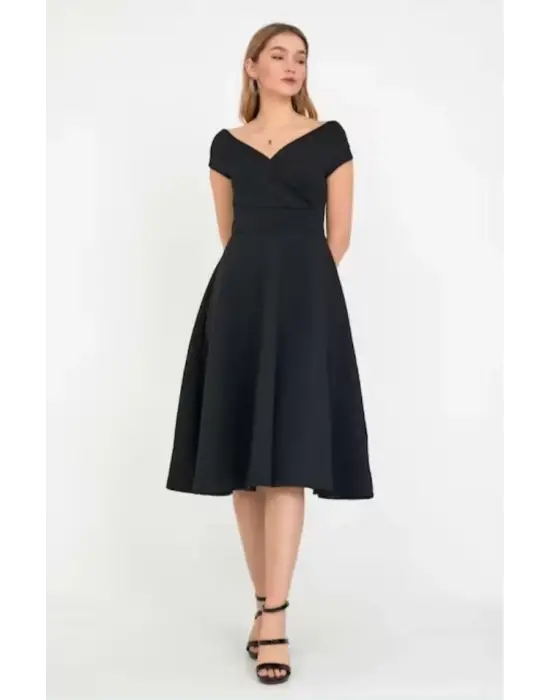 Omarı Şık ve Zarif Kruvaze Yaka Volanlı Elbise