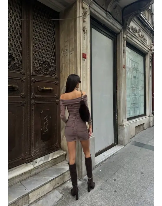 Omarı Klasik Siyah Madonna Yaka Elbise