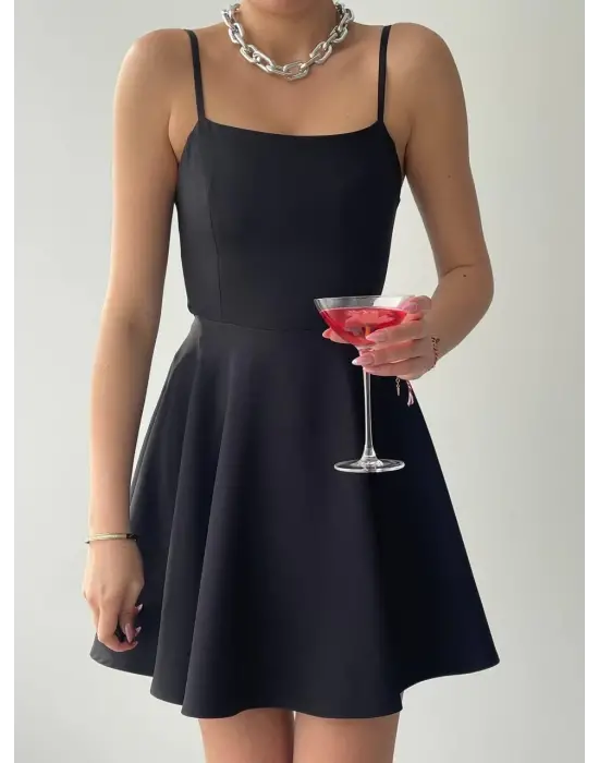 Omarı Parlak ve Şık Askılı Elbise