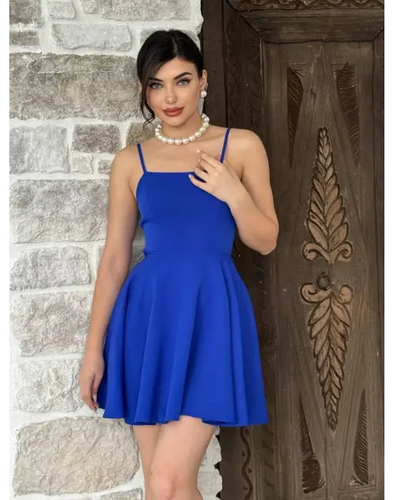 Omarı Şık Ve Rahat Askılı Elbise