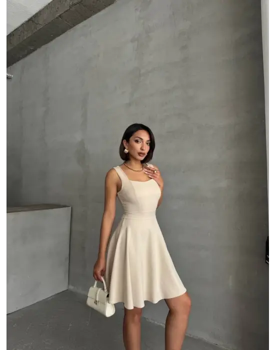 Omarı Tarzınıza Şıklık Katacak Kadın Kare Yaka Elbise