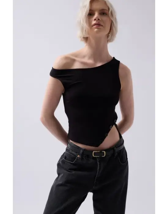 Omarı Modern Tarzıyla Öne Çıkan Yırtmaç Detaylı Bluz