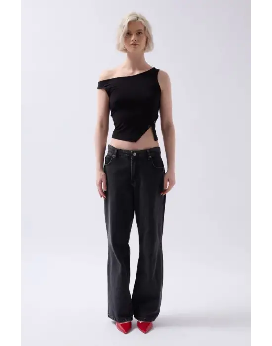 Omarı Modern Tarzıyla Öne Çıkan Yırtmaç Detaylı Bluz