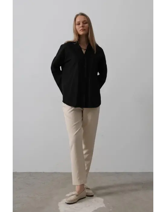 Omarı Şık ve Modern Manşet Detaylı Siyah Gömlek