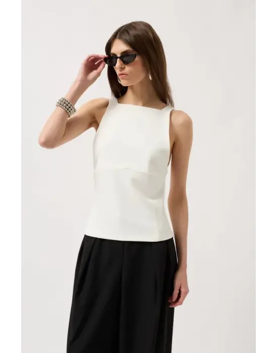 Omarı Çarpıcı Sırt Detaylı Bluz