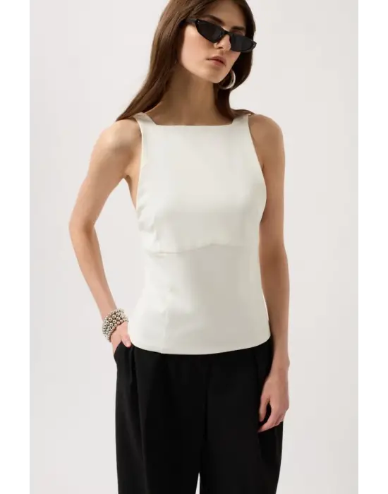 Omarı Çarpıcı Sırt Detaylı Bluz