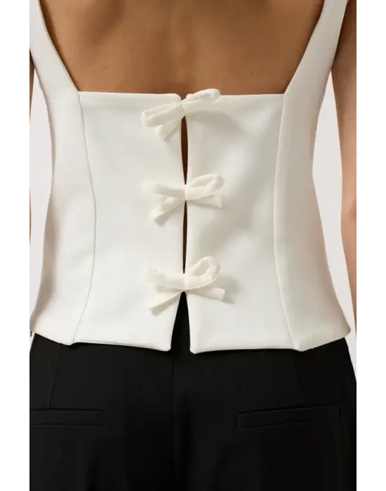 Omarı Çarpıcı Sırt Detaylı Bluz