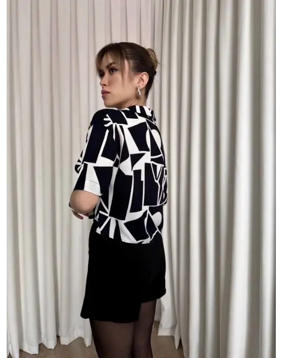 Omarı Siyah Beyaz Baskılı Çizgili Crop Gömlek SEO Uyumlu Moda