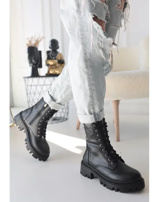 Omarı Siyah Bağcıklı Cilt Bot Modeli