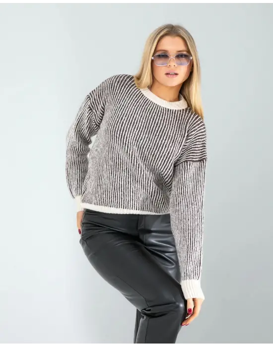Omarı Çizgili Yakalı Triko Kazak Beyaz