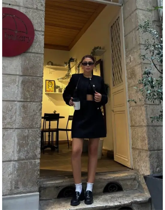 Omarı Şık Siyah Kısa Etek ve Crop Ceket Takımı