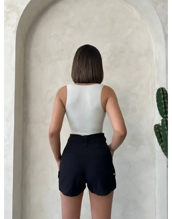 Omarı Siyah Gabardin Şort Kemer Detayıyla Öne Çıkıyor