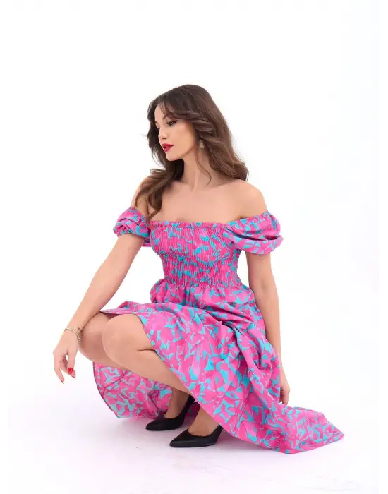 Omarı Büyüleyici Vücut Hatlarına Sahip Siyah Mini Elbise