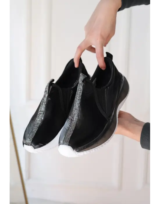 Omarı Hafif ve Şık Siyah Spor Ayakkabı