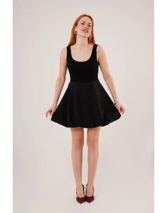 Omarı Şıklığıyla Göz Kamaştıran Siyah Balon Etek Elbise