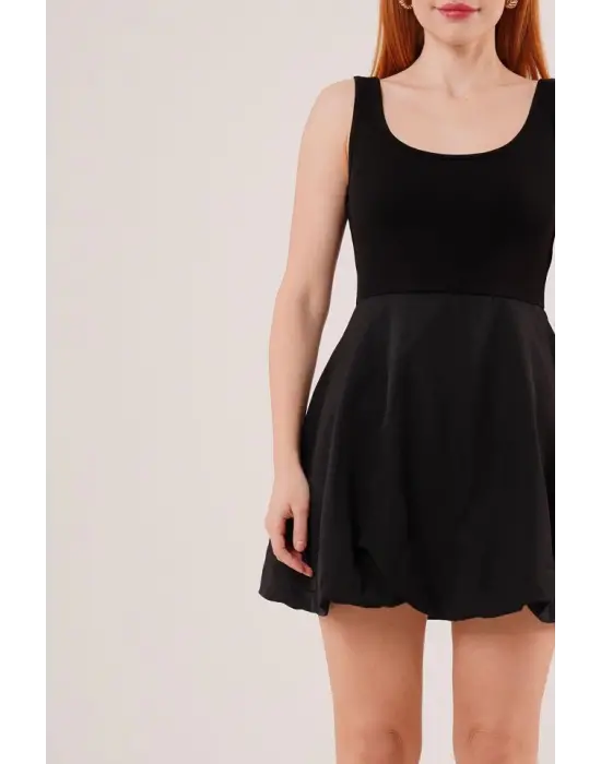 Omarı Şıklığıyla Göz Kamaştıran Siyah Balon Etek Elbise