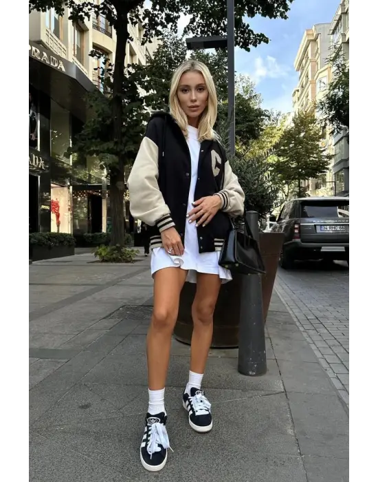 Siyah Kapüşonlu Kolej Mont