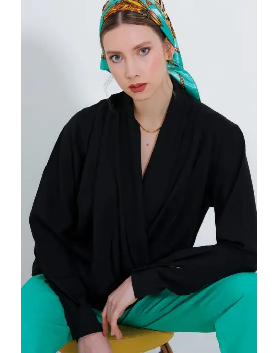 Siyah Kruvaze Yaka Dökümlü Saten Bluz 0492