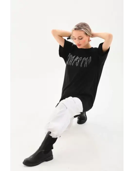 Omarı Siyah Taş Desenli Oversize T-Shirt