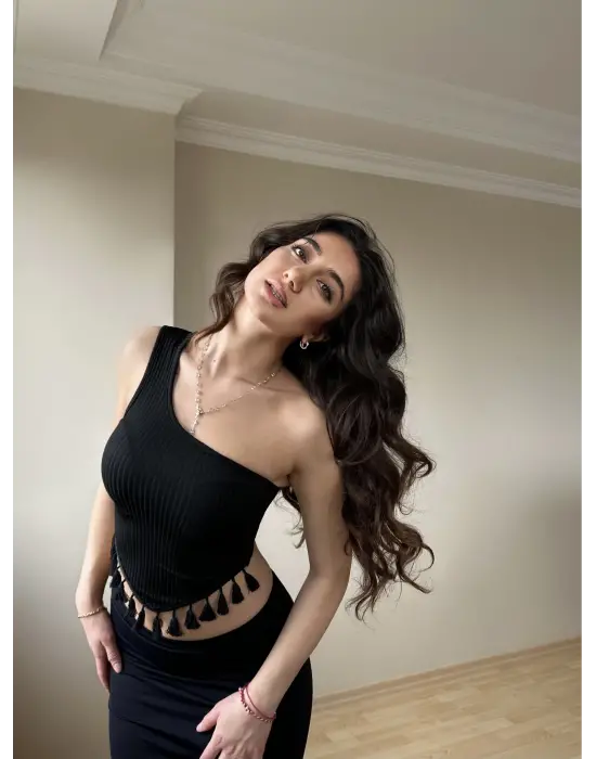 Omarı Siyah Püskül Detaylı Şık Bluz