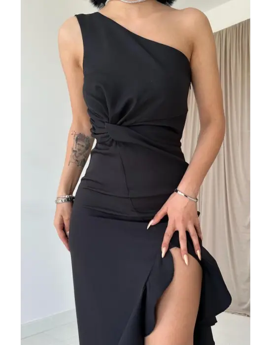 Siyah Yırtmaçlı Volanlı Elbise