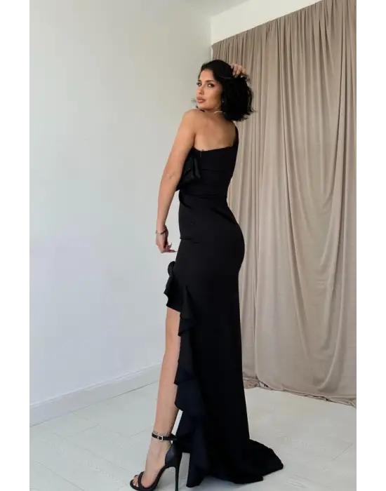 Siyah Yırtmaçlı Volanlı Elbise