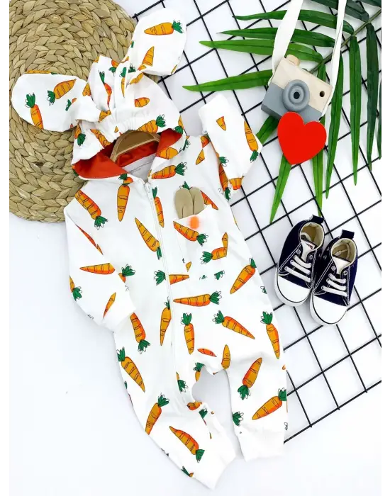 Omarı Ekru Renkli Kulaklı Havuç Desenli Bebek Tulumu
