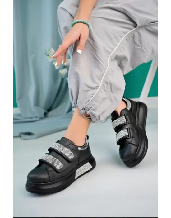 Omarı Hafif ve Esnek Siyah Spor Ayakkabı