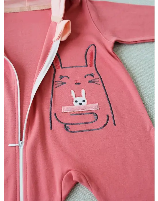 Omarı Tavşan Nakışlı Kapşonlu Bebek Tulumu