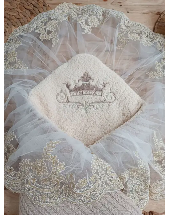 Omarı Kuzulu Taç Nakışlı Güpürlü Unisex Yenidoğan Battaniye